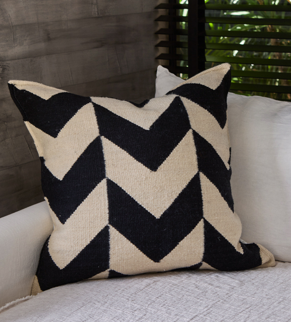 almohadon-chevron-xl-negro