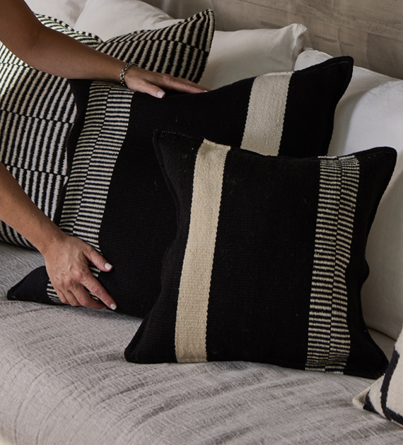 almohadon-torcuato-xl-blanco-y-negro